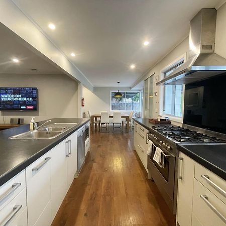 New Painted 5 Bdms Specious House Close To The Base Hamilton Bagian luar foto