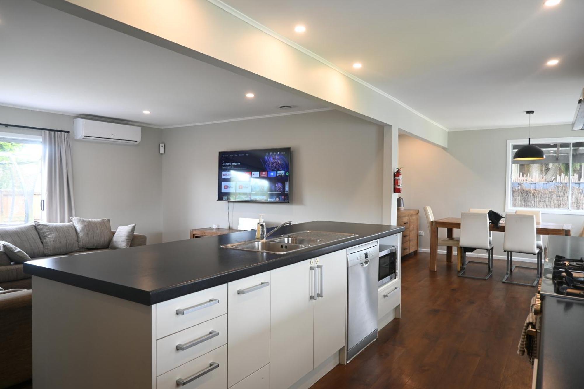 New Painted 5 Bdms Specious House Close To The Base Hamilton Bagian luar foto